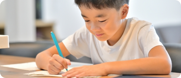 勉強する男の子の写真