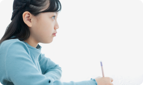 授業を聞く女の子の写真