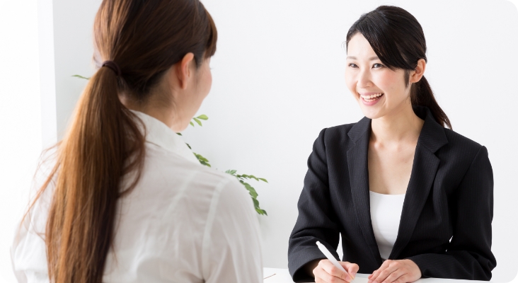 学習相談をする教師と親の写真